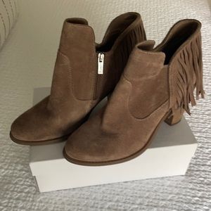 Booties, fringed a deep taupe.